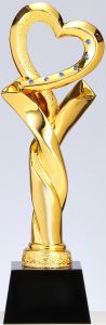 A68421 Design-Trophäe auf schwarzen Kristallglas-Sockel | 30,0 cm